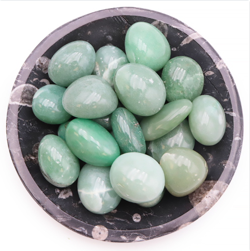 Pierres roulées naturelles d' Aventurine verte, dans un bol en marbre noir