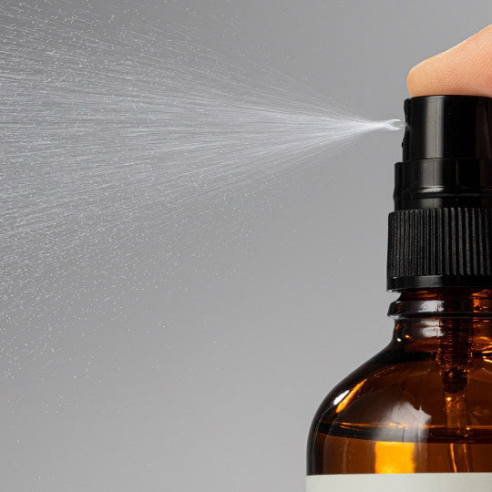 Doigt qui appuie sur la pompe spray de la lotion tonique Ananda d'Antipodes