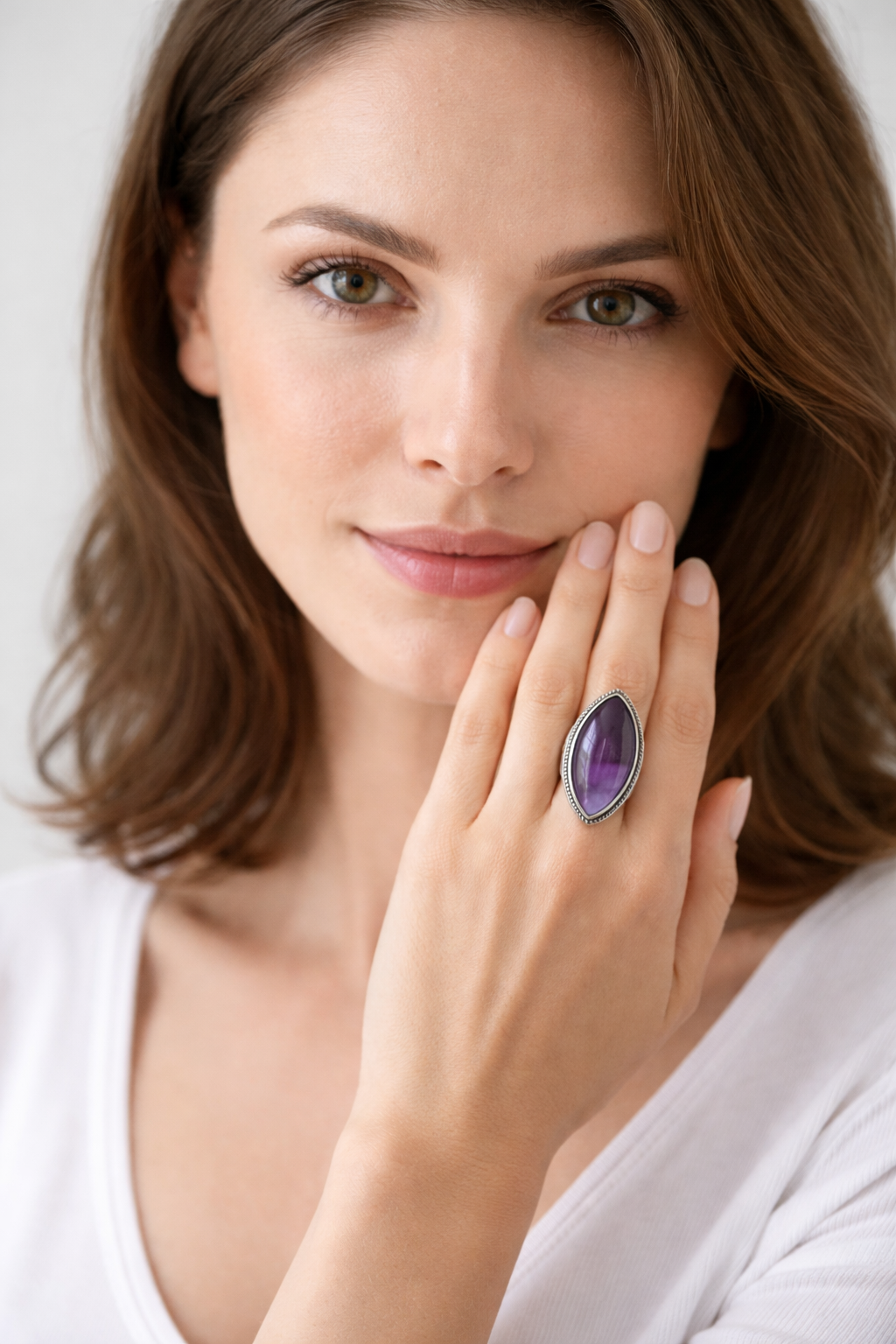bague amethyste et argent en forme de goutte, portée par une femme