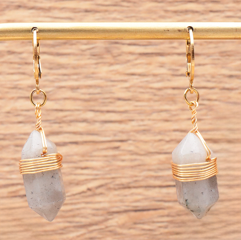 Paire de boucles. d'oreilles en labradorite naturelle de Madagascar, pierres de protection et d'intuition, avec montures en acier inoxydable doré