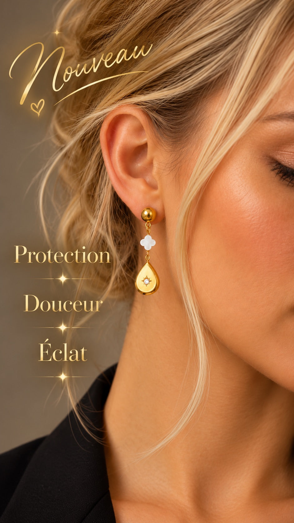 Boucle d’oreille dorée portée à l’oreille, femme blonde, avec charm blanc en nacre et pendentif en forme de goutte orné d’une pierre de zircon, protection, douceur, éclat, nouveau
