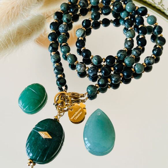 Collier vibratoire double fermoir en jaspe kambala, grigris maxi scarabée et goutte en aventurine verte