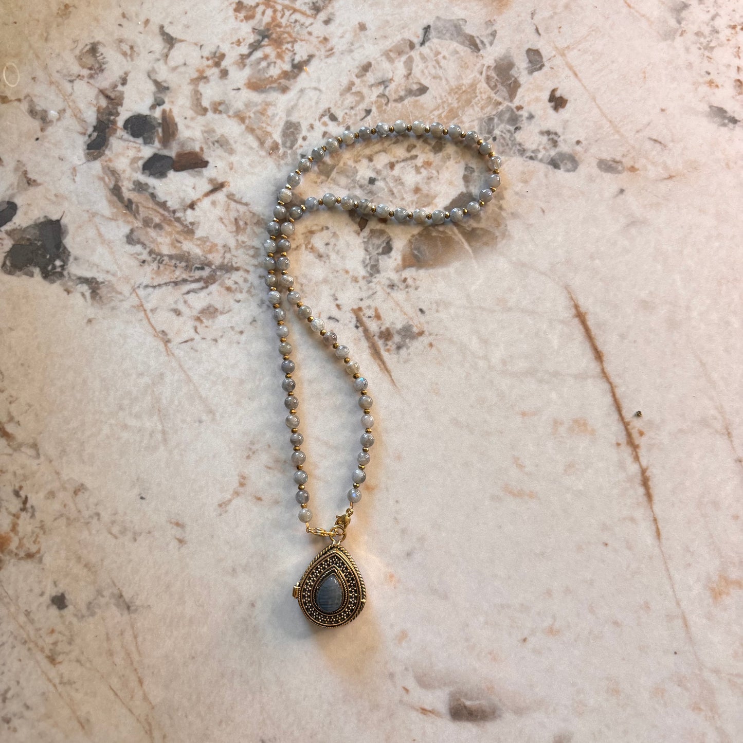 Collier en perles de labradorite naturelle , protectrice et son grigri talisman orné d'une pierre de labradorite en forme de goutte