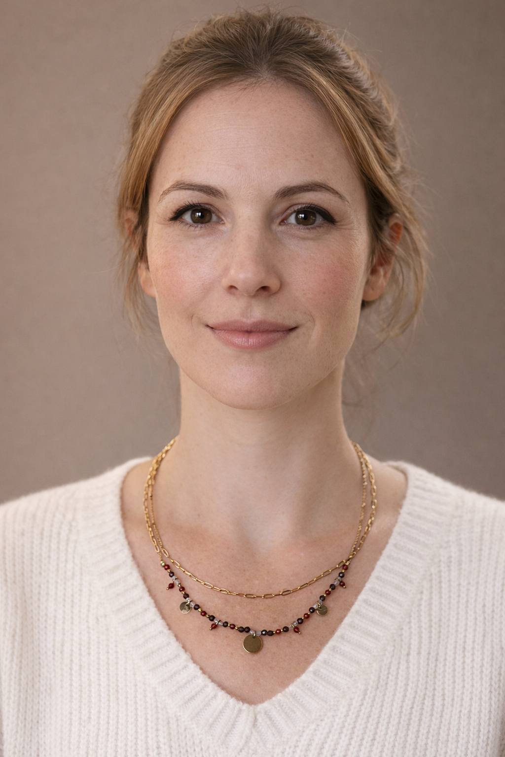 Collier double en perles de cornaline et cristal de roche avec chaîne en acier inoxydable doré, visage de femme avec pull over ivoire