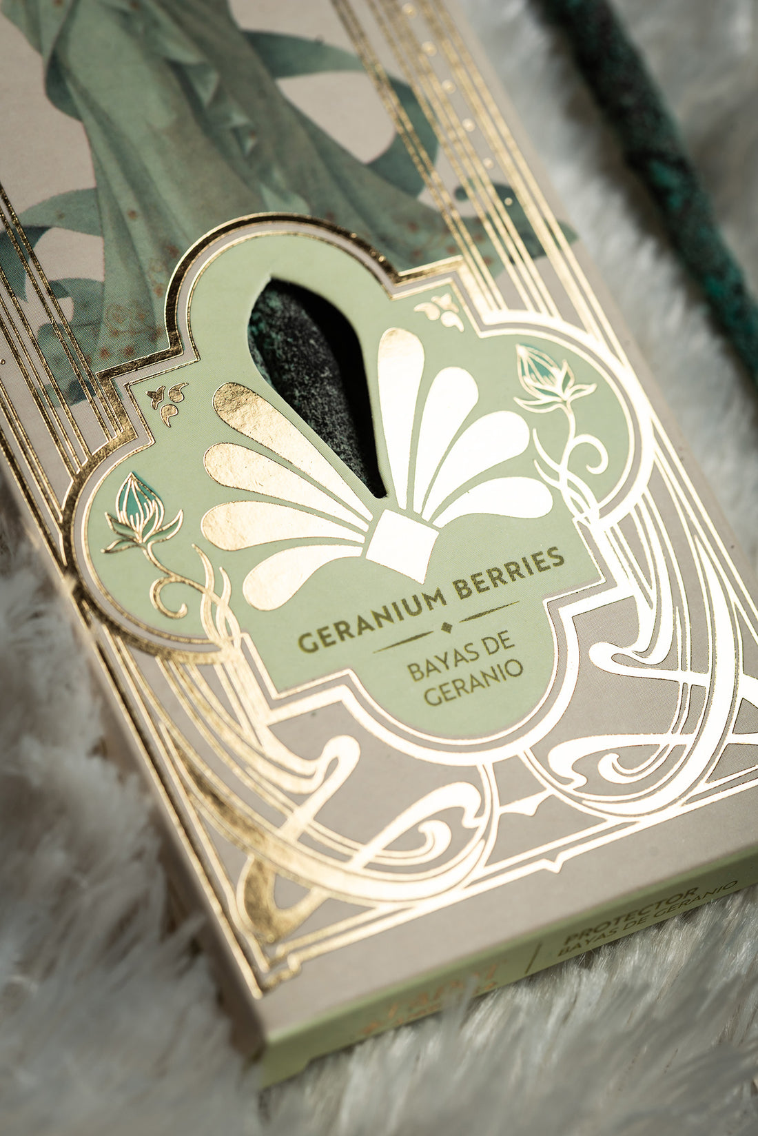 Gros plan sur le packaging encens Tarot Angeles Baies de Géranium, détail dorures et inscription Geranium Berries Bayas de Geranio