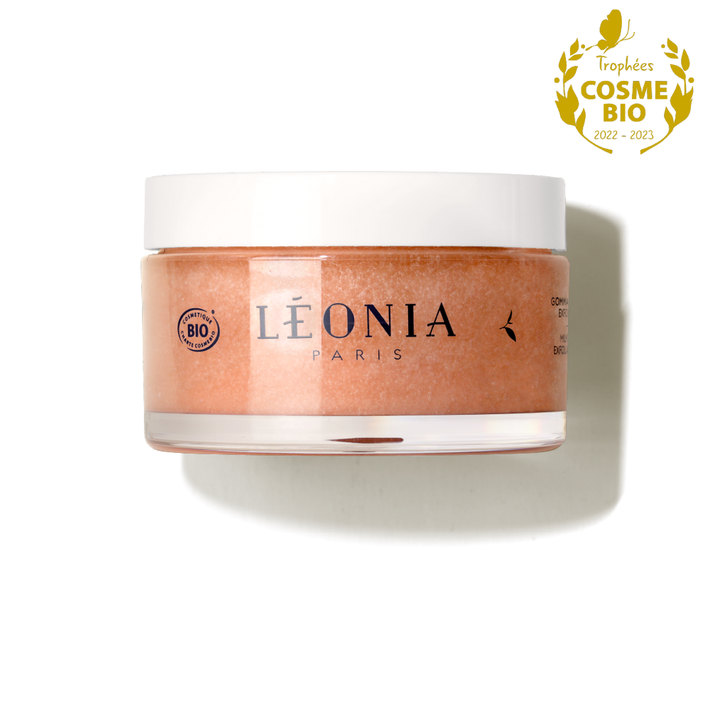 Gommage corps bio Thé Blanc Lacté 200 ml Léonia Paris, cosmétique BIO certifié Cosmos, lauréat Trophées Cosmébio 2022 et 2023, pot transparent avec couvercle blanc, grains abricots