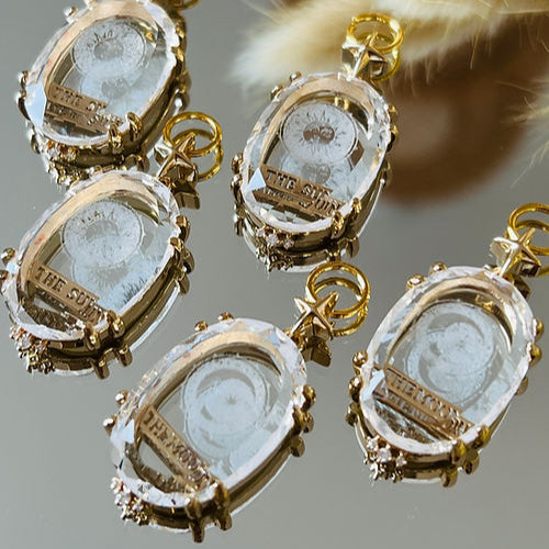 Grigris en cristal de roche sertis et gravés avec une lune ou un soleil, à porter sur un collier à fermoir