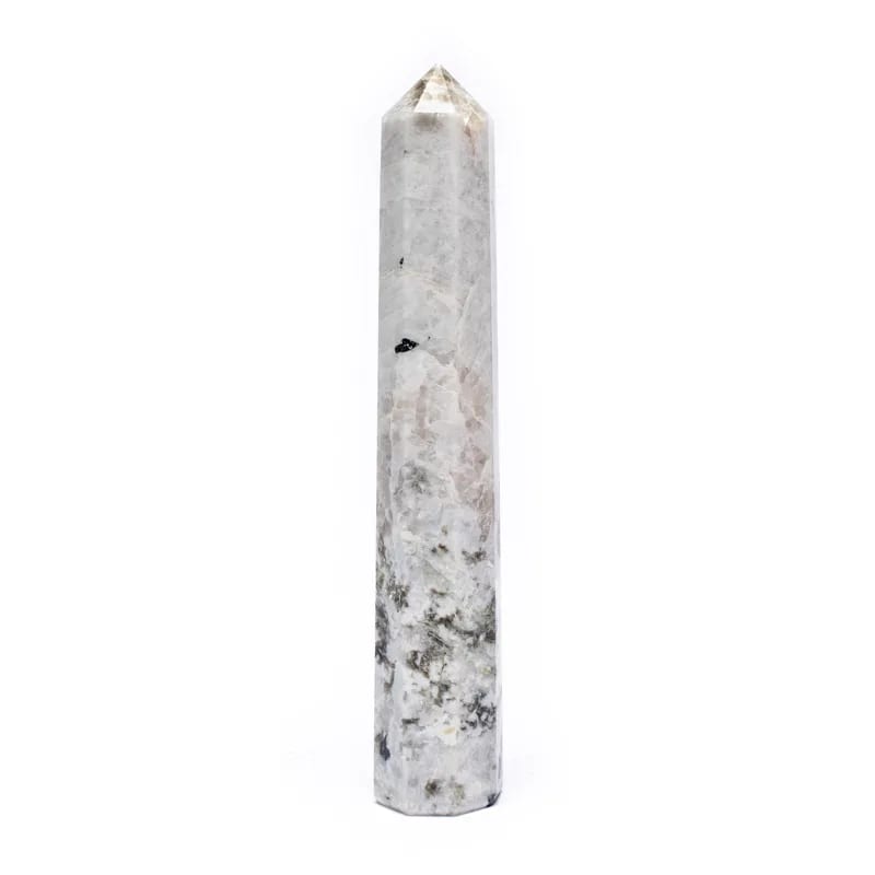 Obélisque en Pierre de Lune Arc enCiel, vue de face, forme élancée à pointe unique, fond blanc, pierre translucide blanc laiteux avec légères inclusions noires et gris doux