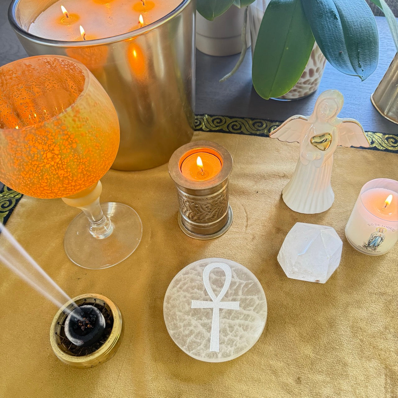 Table de rituel soin énergetique De A à KA avec encens, bougies, quartz, croix d'Ankh, sur tapis divination doré