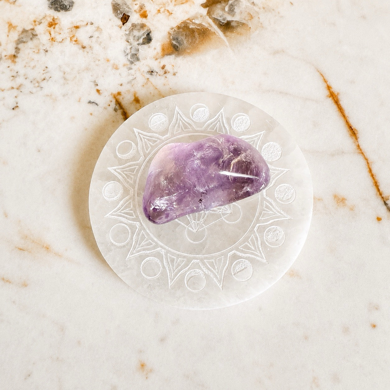 Plaque de recharge en sélénite , cube de Métatron gravé, pierre roulée d'améthyste violette sur fond marbre beige