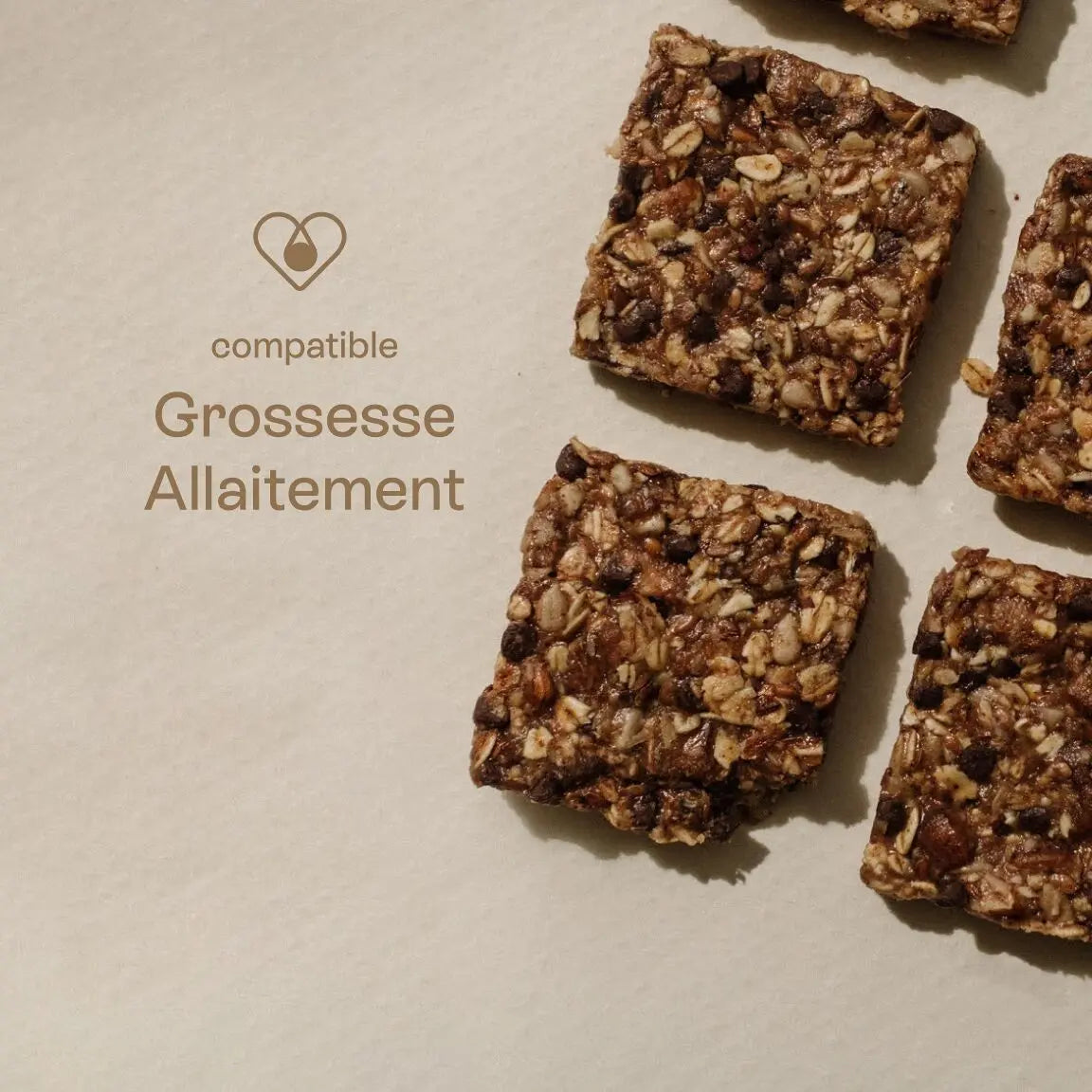Carrés de céréales, collagène, pépites de chocolat, flocons d'avoine, Banana Glow, Jolly Mama, avec la mention compatible grossesse et allaitement sur fond beige