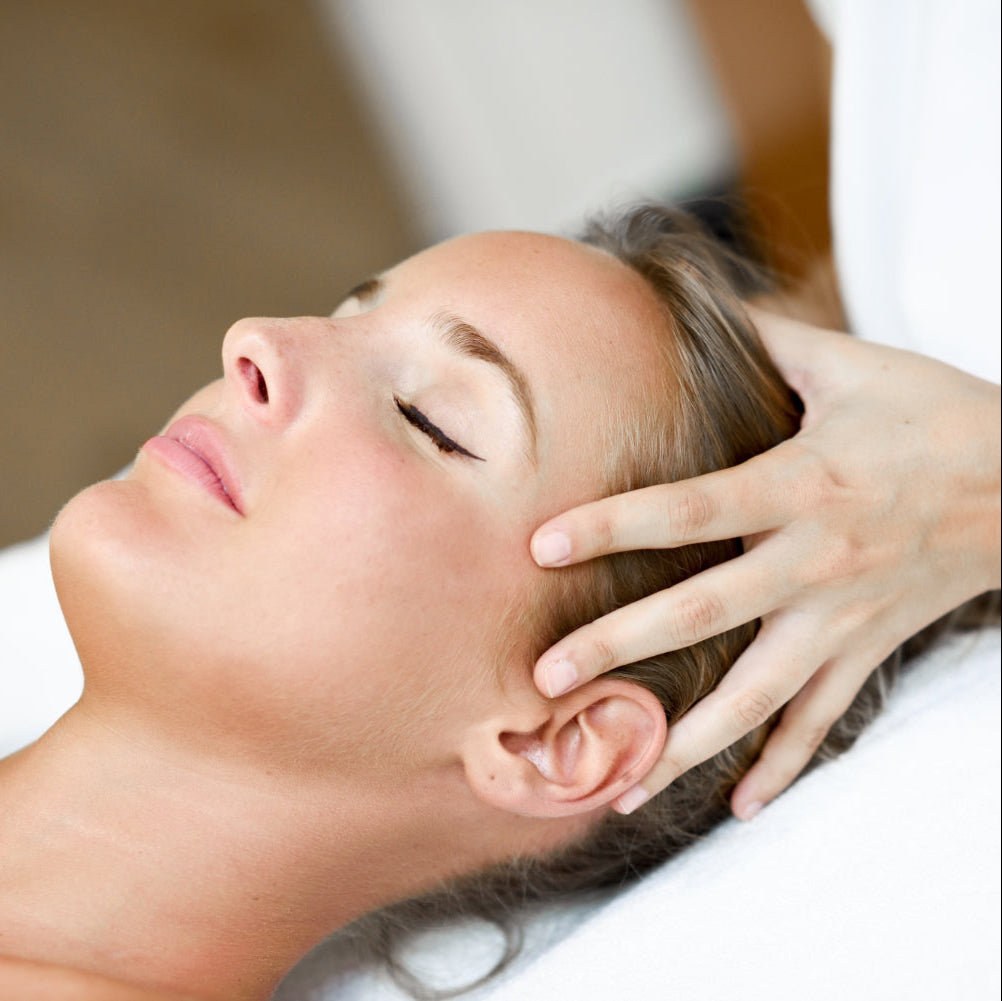 Femme en soin énergétique sacré, entre massage et énergie, pour une reconnexion à l'âme et une relaxation profonde