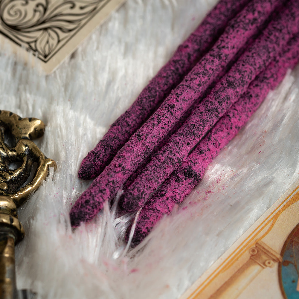 Bâtonnets d'encens artisanal Tarot Angeles Amour Inconditionnel au Muguet Sagrada Madre rose violet sur fourrure blanche avec chandelier doré