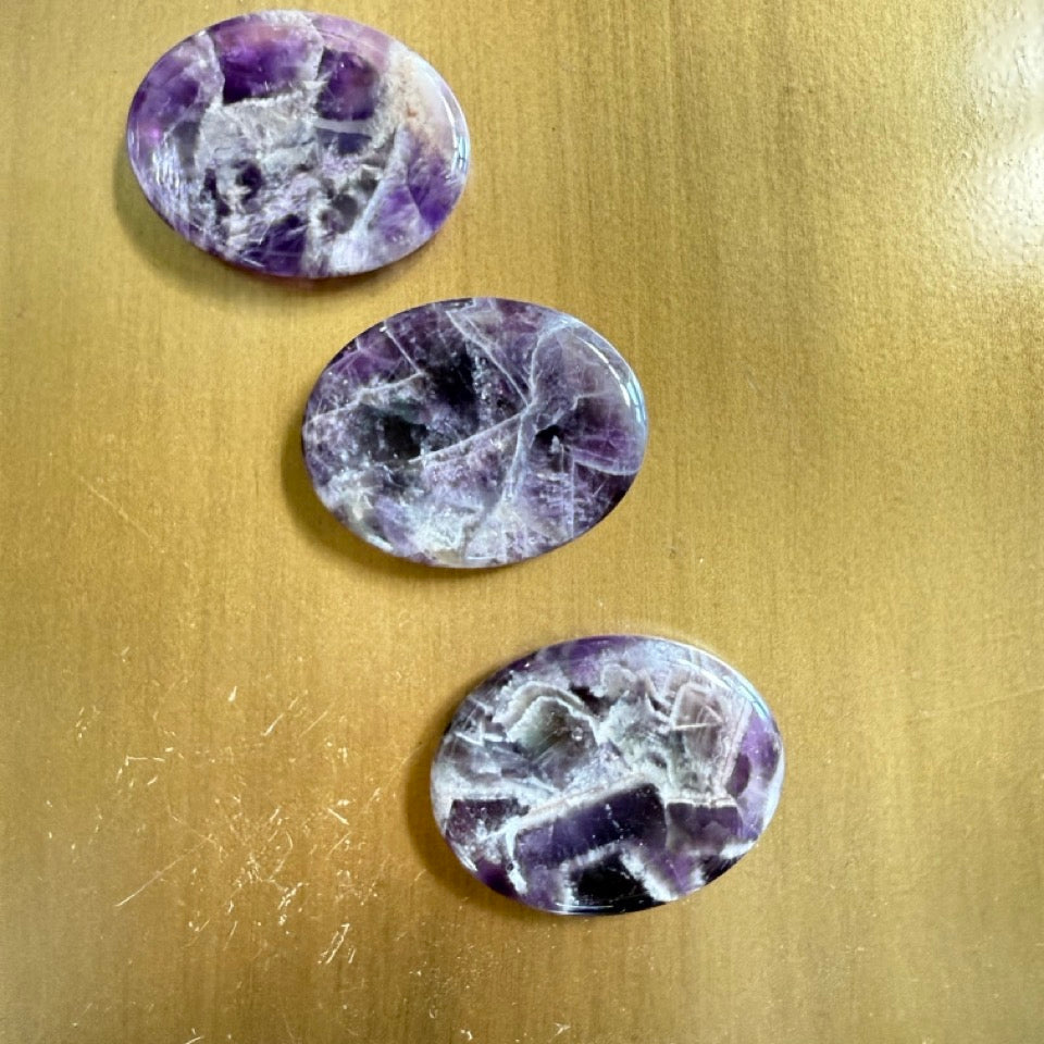 3 galets antistress de pierre naturelle d'améthyste violette marbrée blanc, sur fond doré, De A à KA