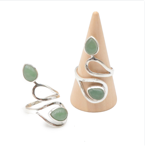 Bague en argent et pierre naturelle d'aventurine verte sur cône de présentation, modèle réglable, bijou artisanal énergétique