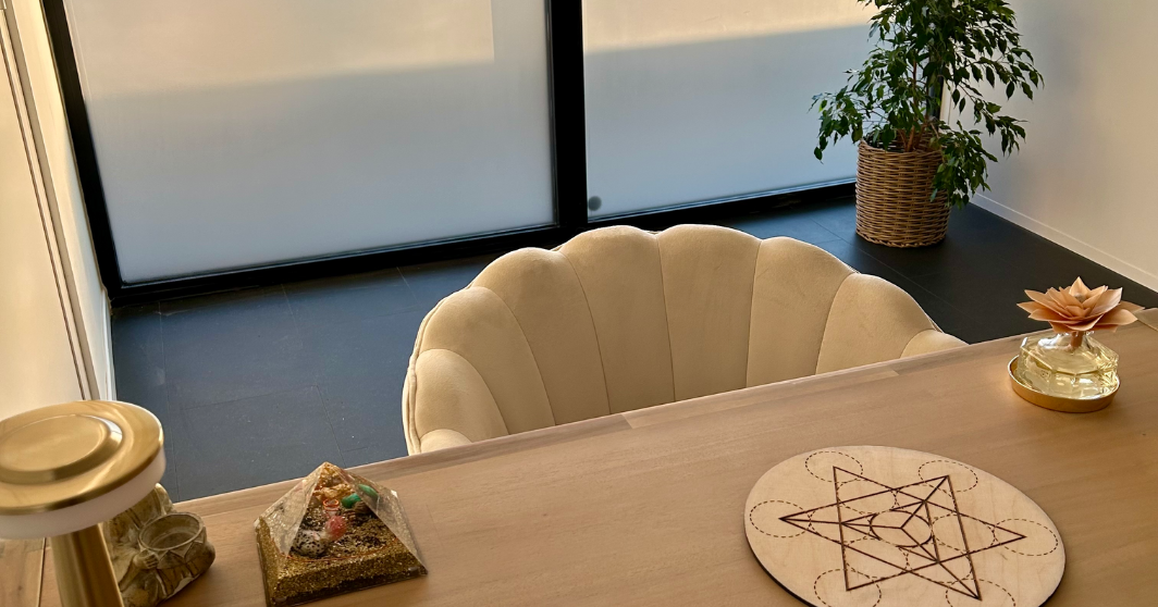 Espace de consultation de voyance au cabinet, avec fauteuil, orgonite et plateau de géométrie sacrée