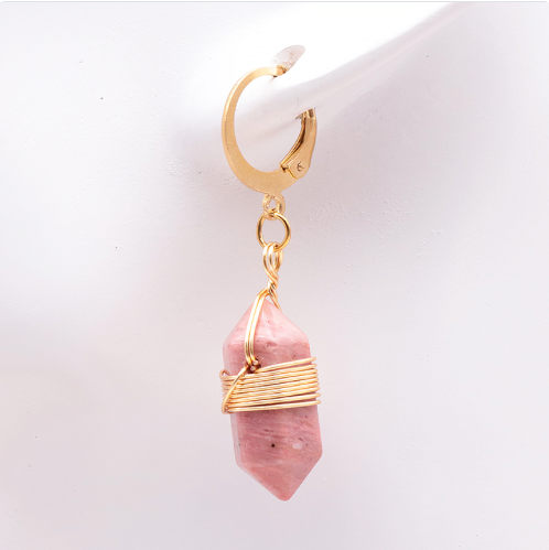 Une boucle d'oreille en  rhodonite, pierre de pardon et d'apaisement, avec monture et fermoir acier doré inoxydable