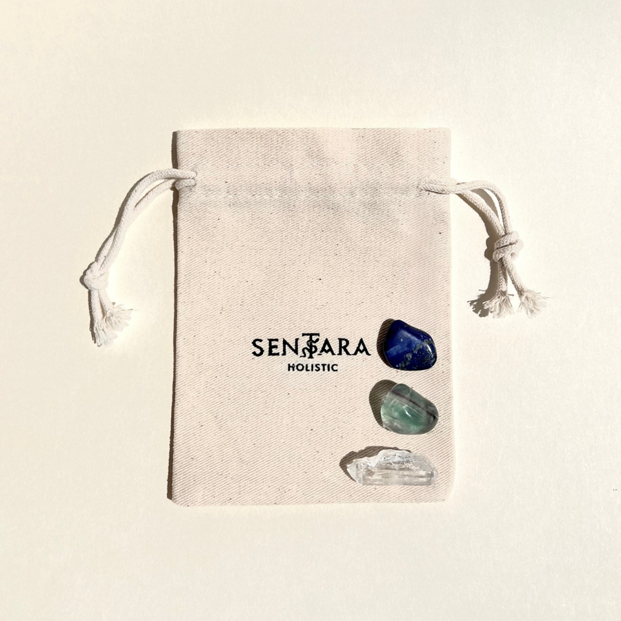 2 pierres naturelles roulées de lapis lazuli et de fluorite avec 1 pointe de cristal de roche sur un pochon avec marque Sentara Holistic, kit intuition