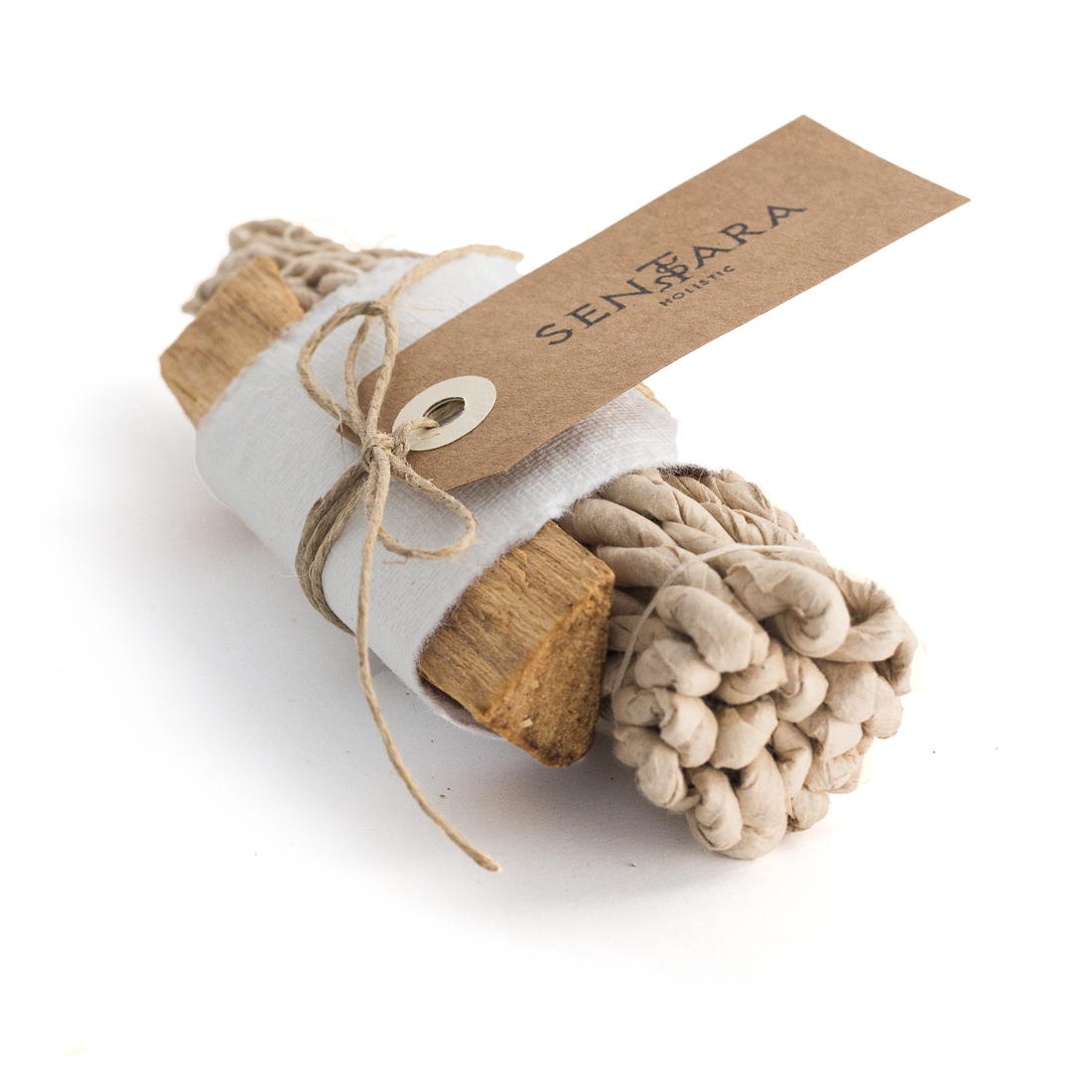 Vue de côté d'un lot de Palo Santo et de cordelettes d'encens tibétains noués par une cordelette et d'une étiquette kraft avec la marque Sentara Holistic