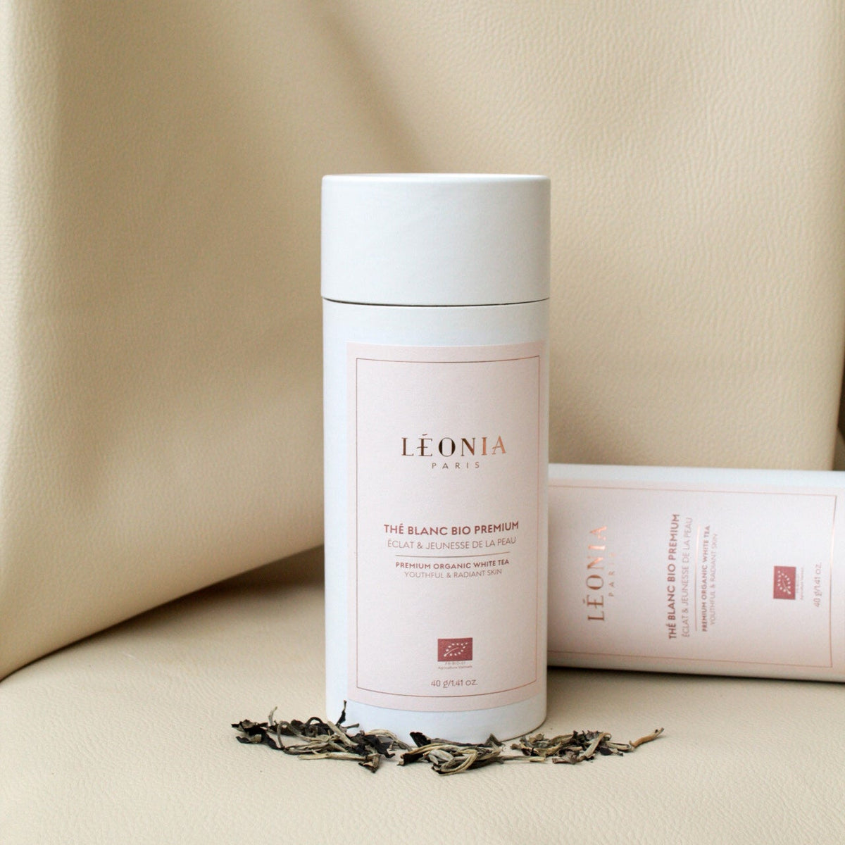 2 boîtes blanches en carton de thé blanc  bio premium en vrac Léonia Paris, éclat et jeunesse de la peau sur fond beige