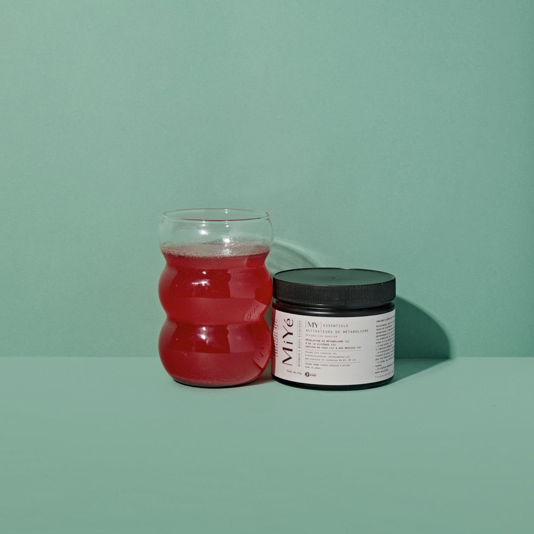 Activateur de Métabolisme MiYé poudre et boisson cerise hibiscus pour équilibre hormonal et glycémique, sur fond vert 