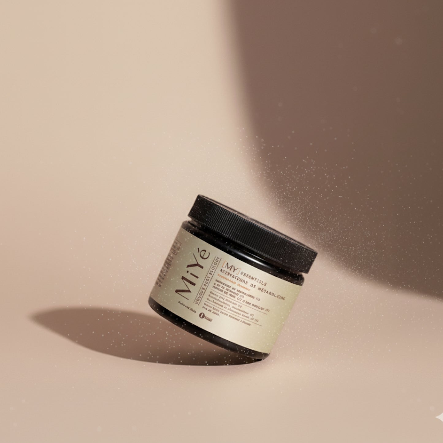 Pot noir avec étiquette jaune doré clair MY Essentiels Activateurs de Métabolisme, poudre complément alimentaire goût cerise hibiscus MiYé, sur fond sable