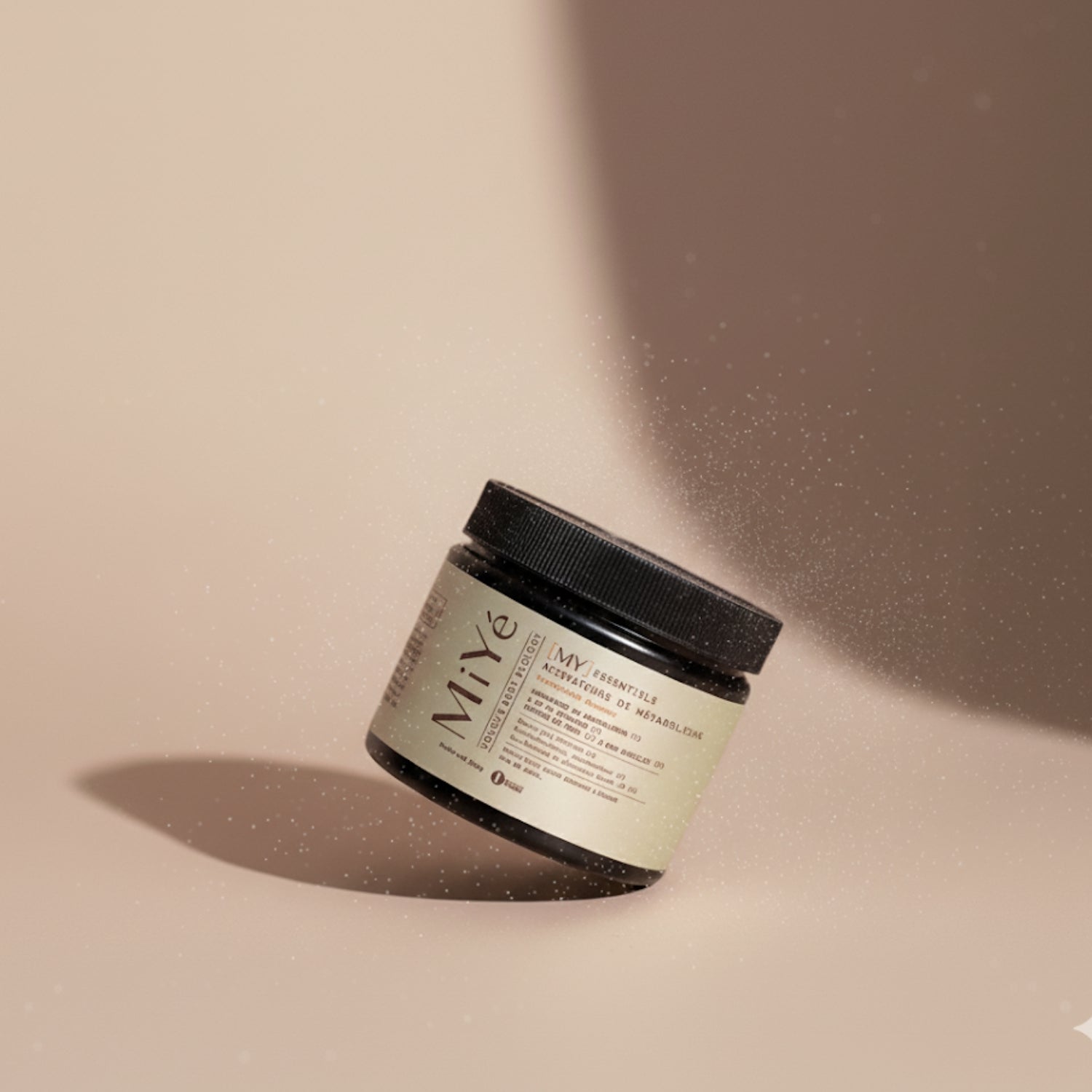Pot noir avec étiquette jaune doré clair MY Essentiels Activateurs de Métabolisme, poudre complément alimentaire goût cerise hibiscus MiYé, sur fond sable