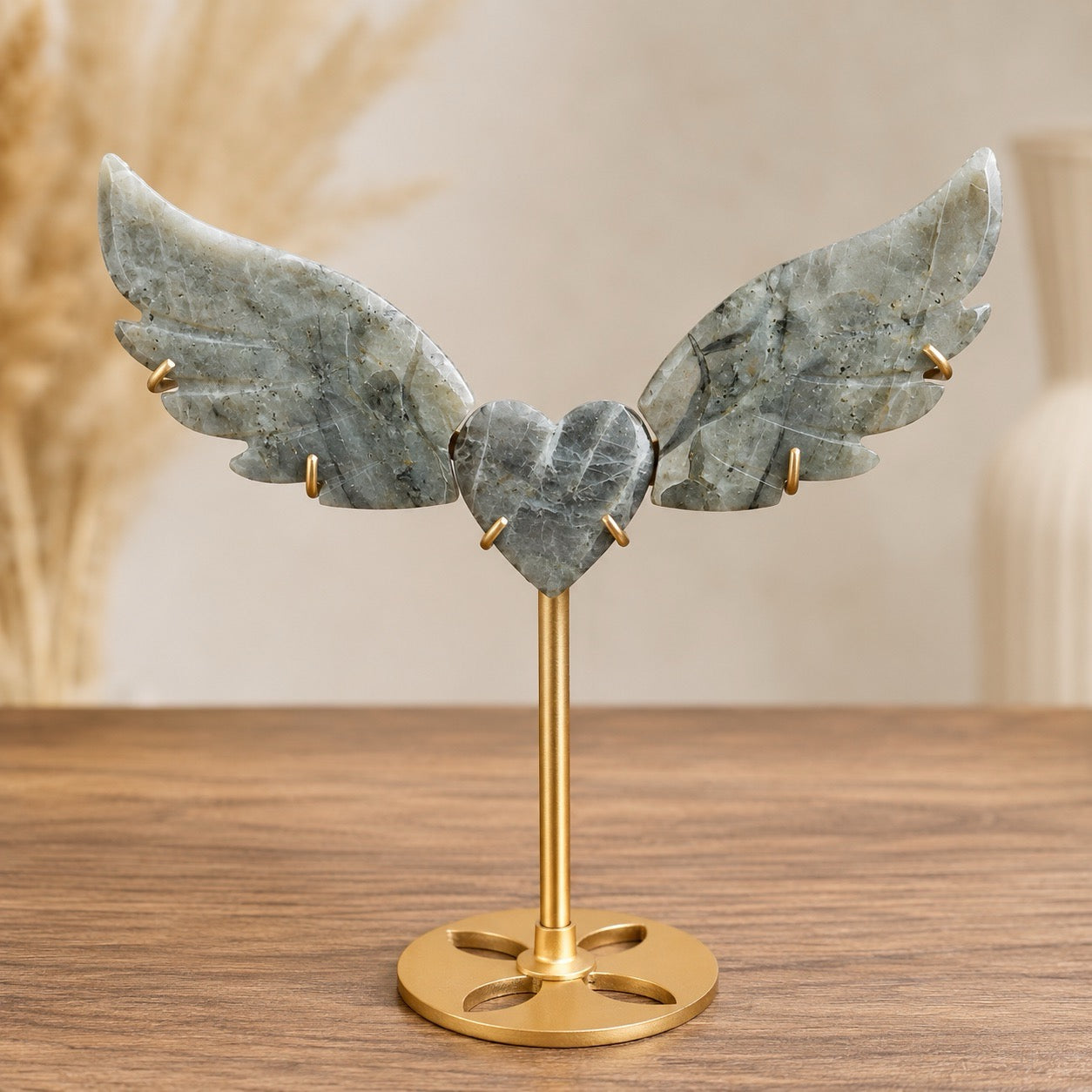 Sculpture en Labradorite grise véinée , cœur et ailes d'ange sur socle doré, ambiance bohème