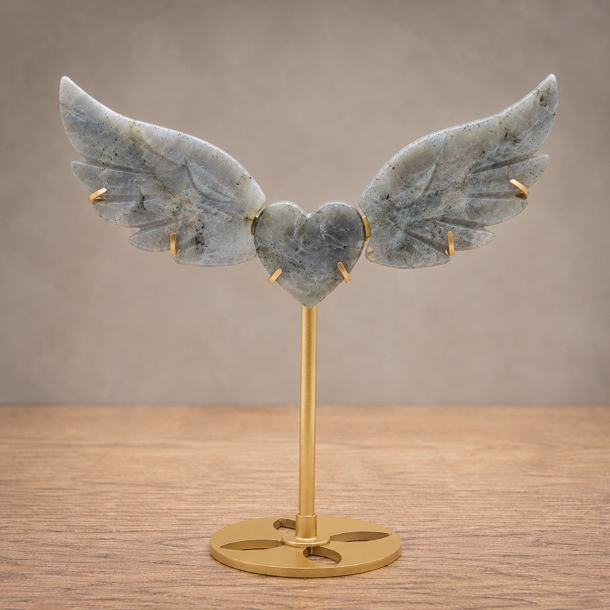 Sculpture en Labradorite grise véinée, cœur et ailes d'ange amovibles sur socle doré 