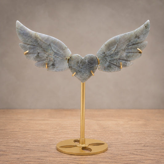 Sculpture en Labradorite grise véinée, cœur et ailes d'ange amovibles sur socle doré 
