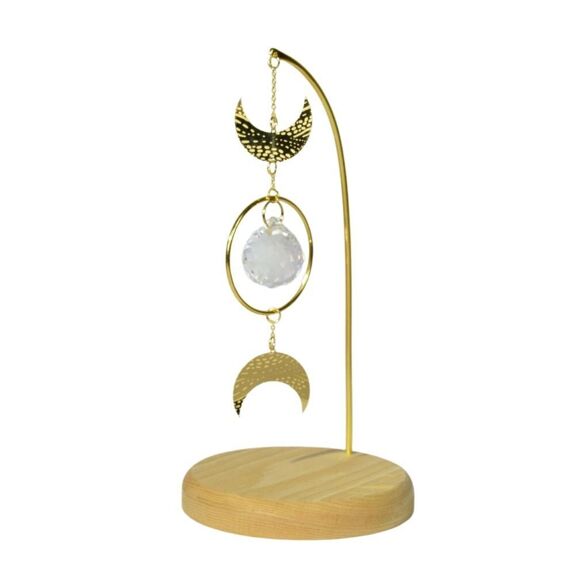 Attrape-soleil Luna Omsaé en laiton doré et cristal facetté pour harmoniser l'énergie et diffuser des jeux de lumière selon le Feng Shui
