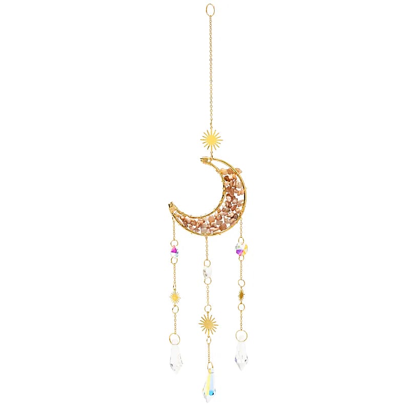 Attrape-soleil doré en forme de croissant de lune, garni d'éclats de pierre de lune rose, avec trois chaînes pendantes ornées de soleils dorés et de pendentifs en cristal de roche facetté