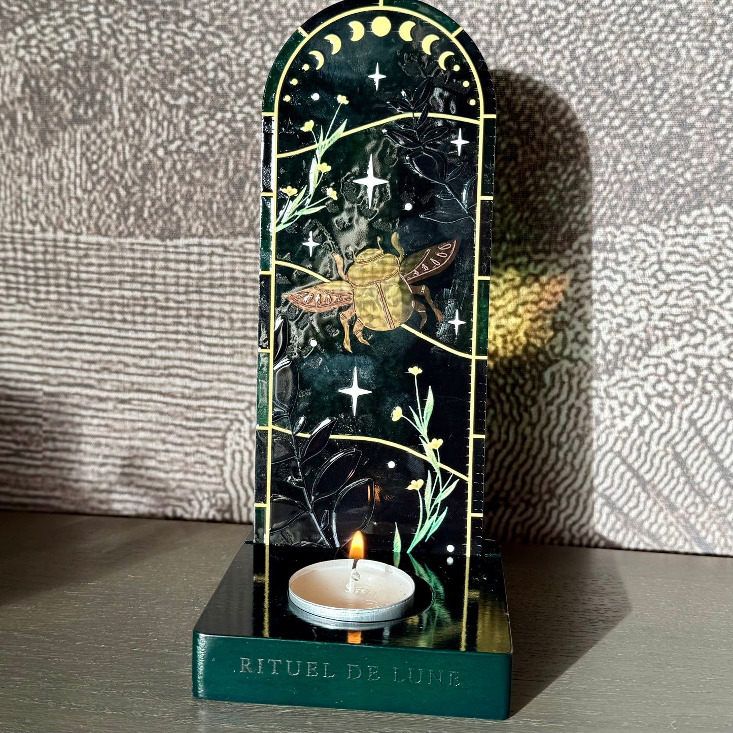 Vitrail en verre jaune et vert avec scarabée et étoiles sur socle en bois vert peint et bougie chauffe plat, rituel de lune