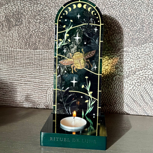 Vitrail en verre jaune et vert avec scarabée et étoiles sur socle en bois vert peint et bougie chauffe plat, rituel de lune