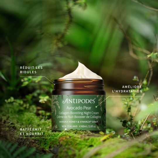 Avocado Pear Crème de nuit booster de collagènre Antipodes, texture onctueuse, exposée dans la nature