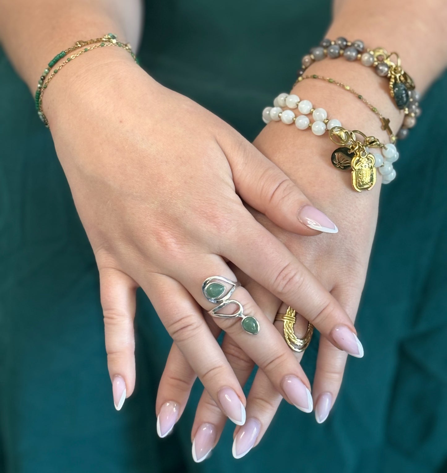 Bague en aventurine verte portée à la main ; bijou en argent 925, pierre naturelle porte bonheur et de renaissance
