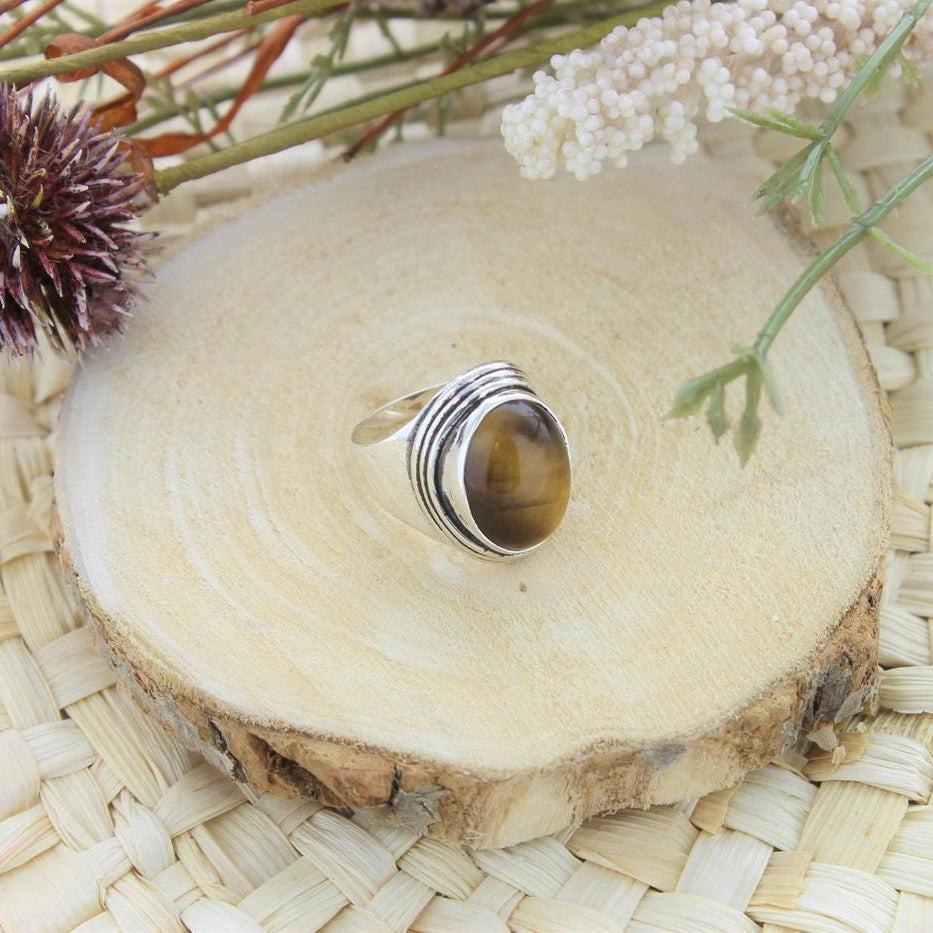 Bague en argent, anneau large, pierre naturelle oeil de tigre marron doré, posé sur une rondelle de bois et fleurs séchées