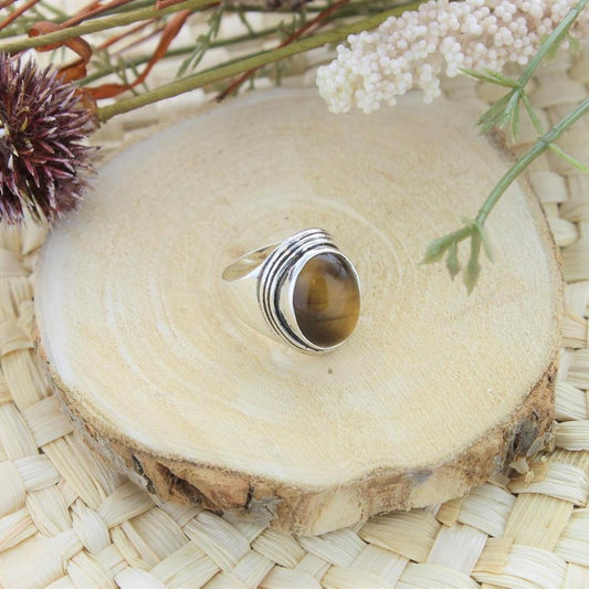 Bague en argent, anneau large, pierre naturelle oeil de tigre marron doré, posé sur une rondelle de bois et fleurs séchées