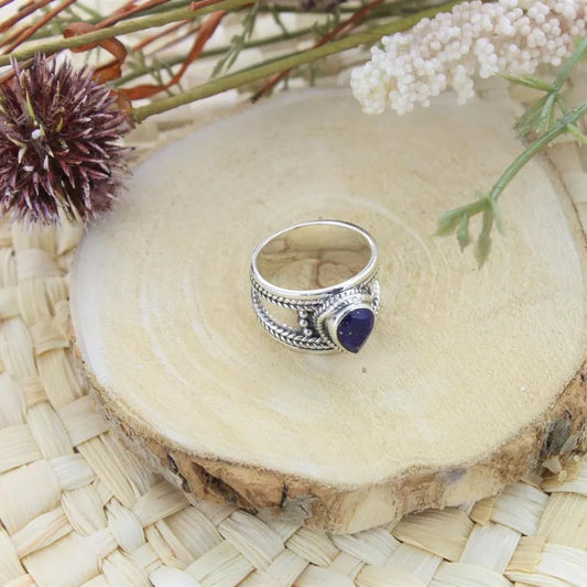 Bague en argent, anneau large, avec pierre de lapis lazuli bleu en forme de goutte, posée sur une rondelle de bois, fleur séchée