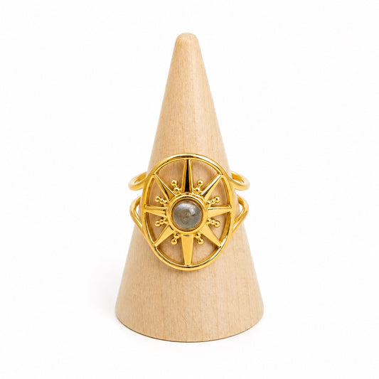 Bague labradorite dorée étoile sur présentoir bois, bijou énergétique intuition et protection
