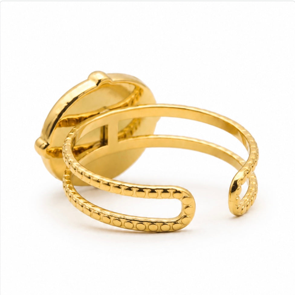 Vue arrière de la bague dorée Sahira réglable avec anneau ouvert sur fond blanc