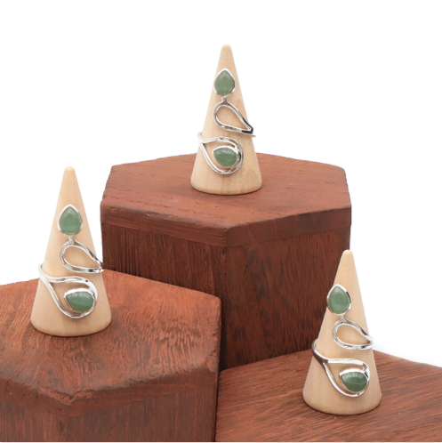 Bagues vibratoires en aventurine verte, pierre naturelle de chance et de renouveau, présentées sur socles en bois, bijou en argent 925