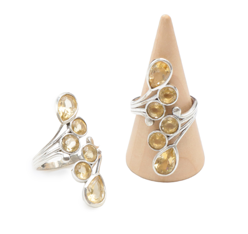 Bagues vibratoires en citrine naturelle facettée, montée sur argent 925, exposée sur cône en bois clair, énergie solaire et lumière dorée
