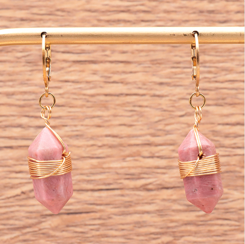 Boucles d'oreilles en rhodonite, pierre de pardon et d'apaisement, avec montures et fermoirs en acier inoxydable doré