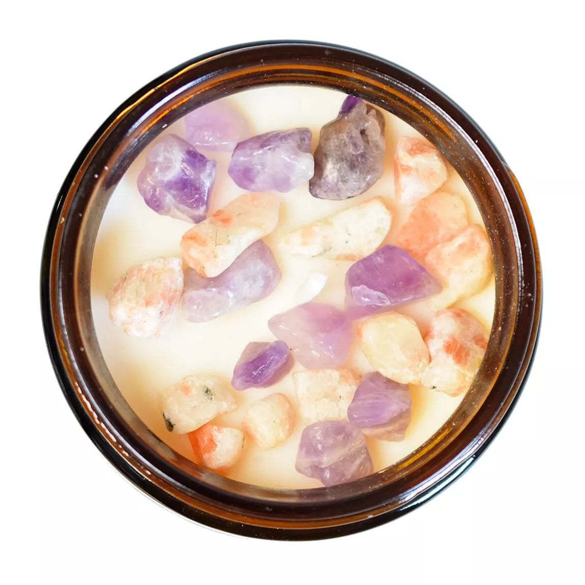 Vue de dessus d'une bougie en verre brun avec des cristaux d'améthyste et de pierre de soleil, mèche coton