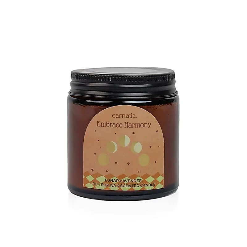 Bougie parfumée Lunar Lavender en cire de soja dans un pot en verre ambré avec couvercle noir portant l’étiquette Carnatia Embrace Harmony sur fond blanc