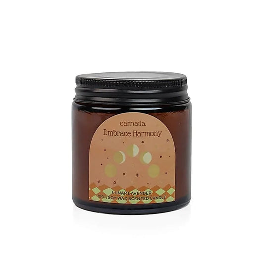 Bougie parfumée Lunar Lavender en cire de soja dans un pot en verre ambré avec couvercle noir portant l’étiquette Carnatia Embrace Harmony sur fond blanc
