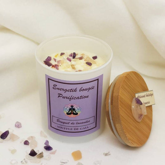 Bougie Purification Souffle de gaia parsemée de cristaux et de fleurs séchées , avec son couvercle en bambou avec cristaux, sur un fond en tissu ivoire