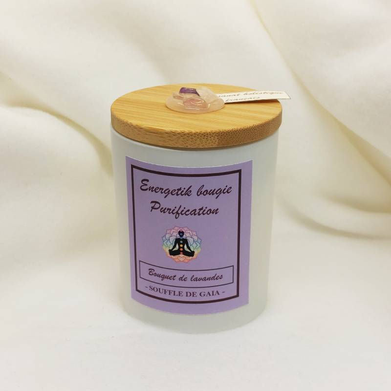 Bougie Purification Souffle de Gaïa avec son couvercle en bambou parsemé de cristaux, sur fond en tissu crème