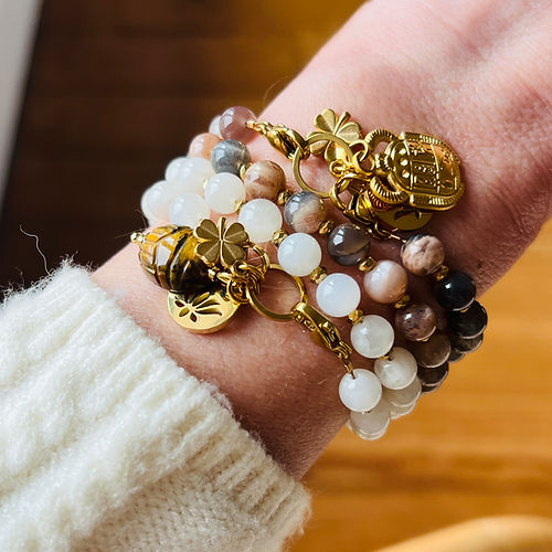 Bracelet énergétique en pierre de lune noire, porté, pour soutenir l'ancrage et la libération émotionnelle  profonde